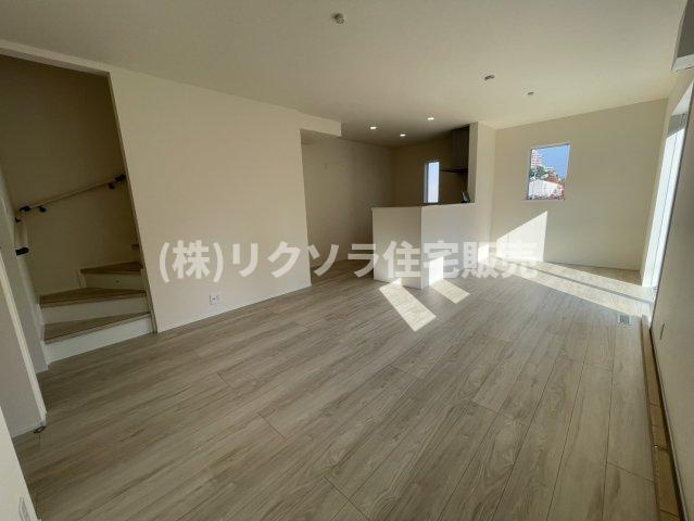 太秦東が丘　新築一戸建ての居間・リビング|LDK16.2帖
■物件内覧・資金計画相談・住宅ローン相談、リフォーム相談、お問合せ受付中■
※当日・翌日のご内覧、ご相談はお電話でのお問合せがスムーズです！