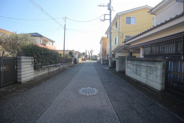 小山市神鳥谷2丁目の前面道路含む現地写真|北東側道路（2025年12月撮影）