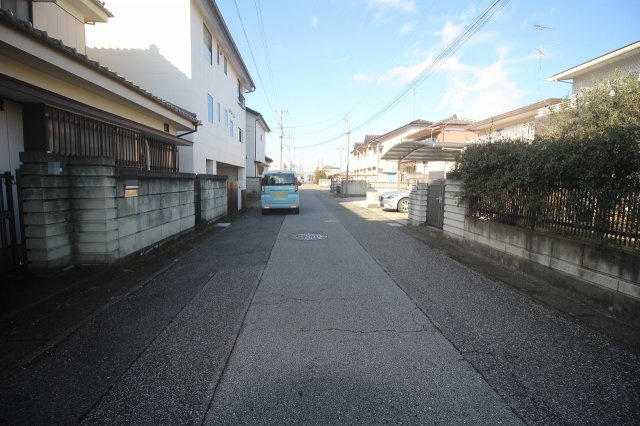 小山市神鳥谷2丁目の前面道路含む現地写真|北東側道路（2025年12月撮影）