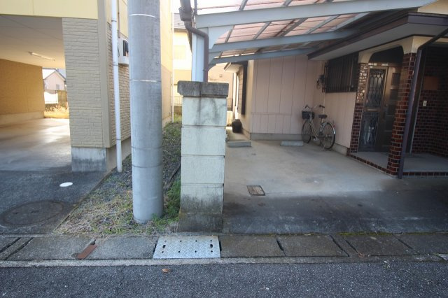 小山市神鳥谷2丁目の外観|南東側との境界部分（2025年12月撮影）