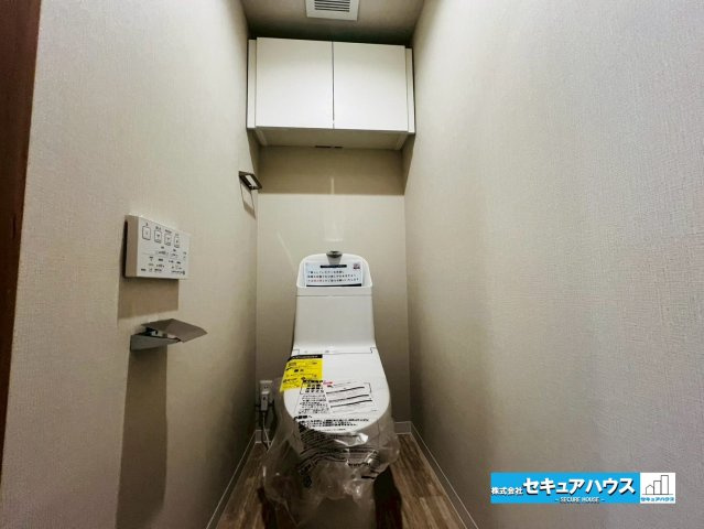 ユニオンシンワハイツ豊明のトイレ|【高機能トイレ】
◆高機能トイレの多くは便器のフタの開閉が自動であり、使用後に手動で水を流す面倒もなく非常に便利です。スタイリッシュな見た目で、お掃除しやすく、節水効果が高いです。　　　　　　　　　　