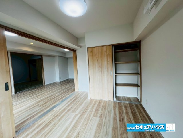 ユニオンシンワハイツ豊明の洋室|【洋室5.4帖】
◆広々とした居住空間は日々の暮らしを彩り、心のやすらぎと満足感を与えてくれます。通風と採光を考慮した設計は子供たちはのびのび育ち、家族でくつろぎと団らんを生み出します。　　　　　　　