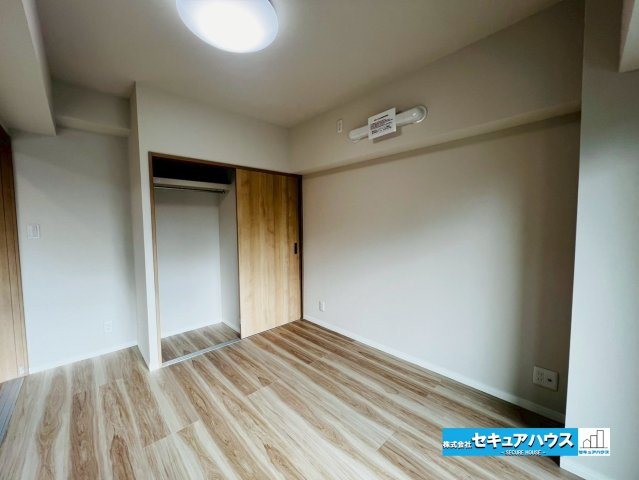 ユニオンシンワハイツ豊明の洋室|【洋室4.1帖】
◆家族一人ひとりの大切なプライベート空間。趣味に合わせて使って頂けるようシンプルに仕上げてあります。暮らし心地を大きく左右する収納を、適材適所に配置し使い勝手を考慮しました。　　　　