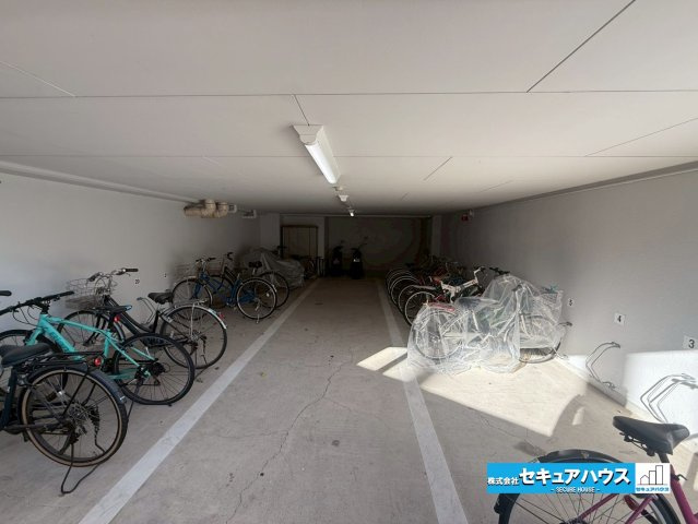 ユニオンシンワハイツ豊明の駐輪場|事前予約にて現地ご見学いただけます！お気軽にお問い合わせください♪
■株式会社　セキュアハウス■
住宅ローンに強く、知識、経験豊富なスタッフ在籍
お客様に寄り添い、ご成約後もサポート致します。　　　　