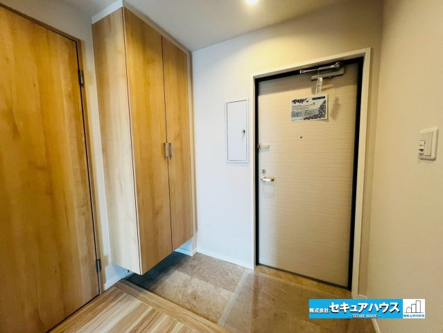 ユニオンシンワハイツ豊明の玄関|【玄関】
◆玄関には、収納力のあるシューズボックスがございます。玄関まわりがすっきり片付きます。　
◆オートロック付きのため防犯面も安心です♪　　　　　　　　　　　　　　　　　　　　　　　　　　　　　