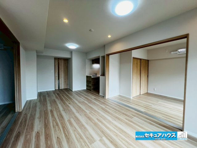 ユニオンシンワハイツ豊明の居間・リビング|【LDK14.6帖】
◆クロス、床材貼替済みでお洒落な雰囲気に仕上がっています。
◆LDKに続く5.4帖の洋室の扉を開ければ開放感が増します。　　　　　　　　　　　　　　　　　　　　　　　　　　　　　