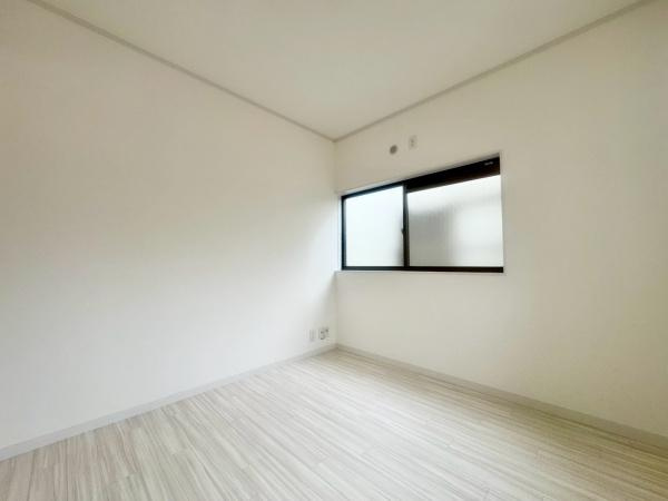 豊中市千里園3丁目　中古戸建の洋室|明るい洋室です