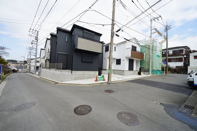 【横浜市旭区市沢町338-3全2棟新築戸建て】★仲介手数料無料★（市沢小学校・西谷中学校）の前面道路含む現地写真