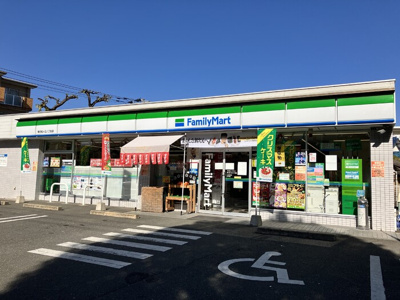【エントランス】 | シャーメゾンウィステリア | ファミリーマート春日桜ヶ丘八丁目店（148m）