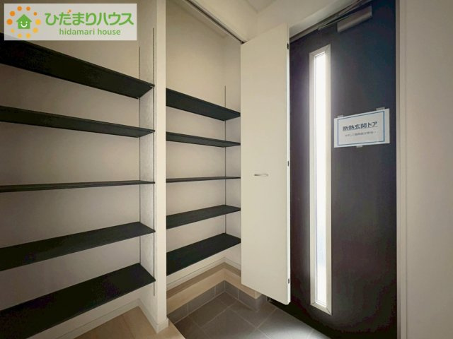 ひたちなか市高野第7　新築戸建の玄関|丁度良い靴箱のサイズ♪これだけあれば家族全員の靴がしまえてスッキリ(^O^)