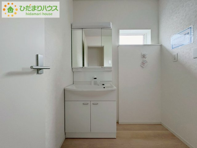 ひたちなか市高野第7　新築戸建の独立洗面台|三面鏡の大きな鏡は憧れます(^^♪ 鏡の後ろは収納となっていて、細かいものでも収納できるのでスッキリと整理できます！