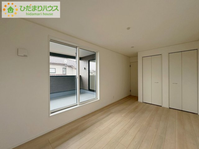 ひたちなか市高野第7　新築戸建の寝室|バルコニーに面していて、たっぷり光りの入る明るい主寝室です！