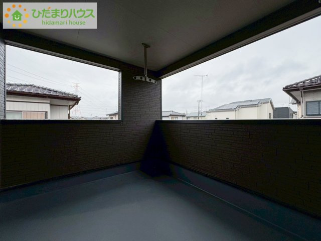 ひたちなか市高野第7　新築戸建のバルコニー|屋根付きの広々インナーバルコニーは、共働きのご家庭の強い味方！急な雨でもお洗濯物の心配がいりませんね(^^)/