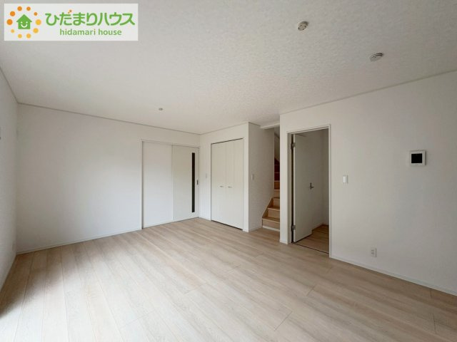 ひたちなか市高野第7　新築戸建の居間・リビング|リビング階段は家族が出掛ける様子、帰ってくるのが自然とわかり、声をかけやすいです。