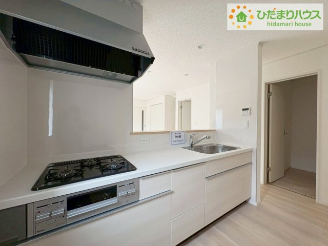 ひたちなか市高野第7　新築戸建のキッチン|3口コンロと収納豊富なキッチンで、ママの毎日のお料理もはかどります☆