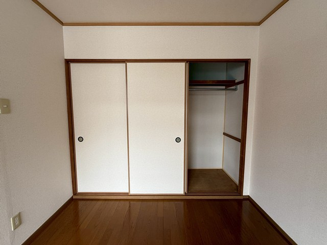 【収納】 | カサグランデMOTOKI | リビングダイニングキッチンにある収納スペースです！かさ張りやすい寝具や大きな荷物などが収納できて便利です☆