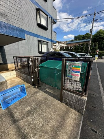 【その他共用部分】 | カサグランデMOTOKI | 屋根付きの駐輪場で雨が降っても大切な自転車が濡れなくてすみますね♪荷物が重いときに自転車があれば助かりますね！