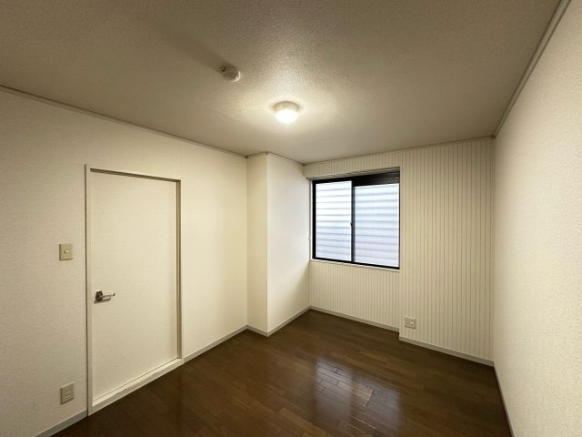 【寝室】 | カサグランデMOTOKI | 洋室5.5帖☆収納スペースがあります♪壁にはピクチャーレールがあり、絵や写真が飾れます☆