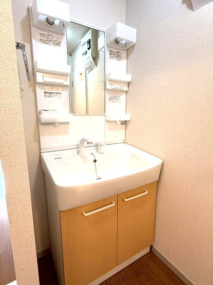 【トイレ】 | カサグランデMOTOKI | トイレは温水洗浄便座付き♪人気のバストイレ別です♪トイレが独立していると使いやすいですよね☆壁紙はオシャレなデザインクロス☆