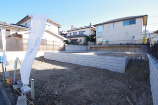 【外観】 | 【仲介手数料無料！！】八王子市鹿島　新築戸建て（全2棟）1号棟　5499万円 | 令和７年12月12日撮影　建築中