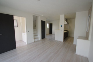 【居間・リビング】 | 【仲介手数料無料！！】八王子市鹿島　新築戸建て（全2棟）2号棟　5299万円