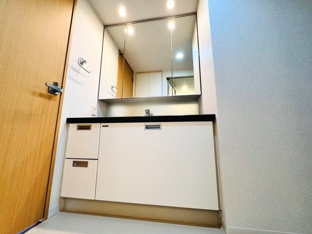 【独立洗面台】 | ライオンズガーデン成増ヴィスタヒルB棟　（成増店） | 角度調節の出来る三面鏡が便利な洗面化粧台