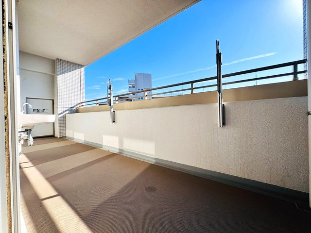 【バルコニー】 | ライオンズガーデン成増ヴィスタヒルB棟　（成増店） | 光と風を誘う窓やバルコニーが、快適な住空間を感じさせる
