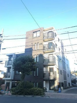 【外観】 | ウェルスクエアイズム高円寺 | 鉄筋コンクリート造のがっちりとした建物。