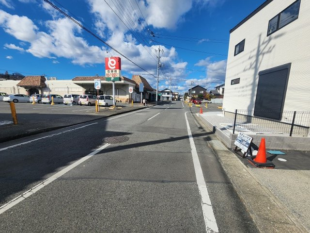 高崎市片岡町2丁目パパまるモデルハウスの前面道路含む現地写真