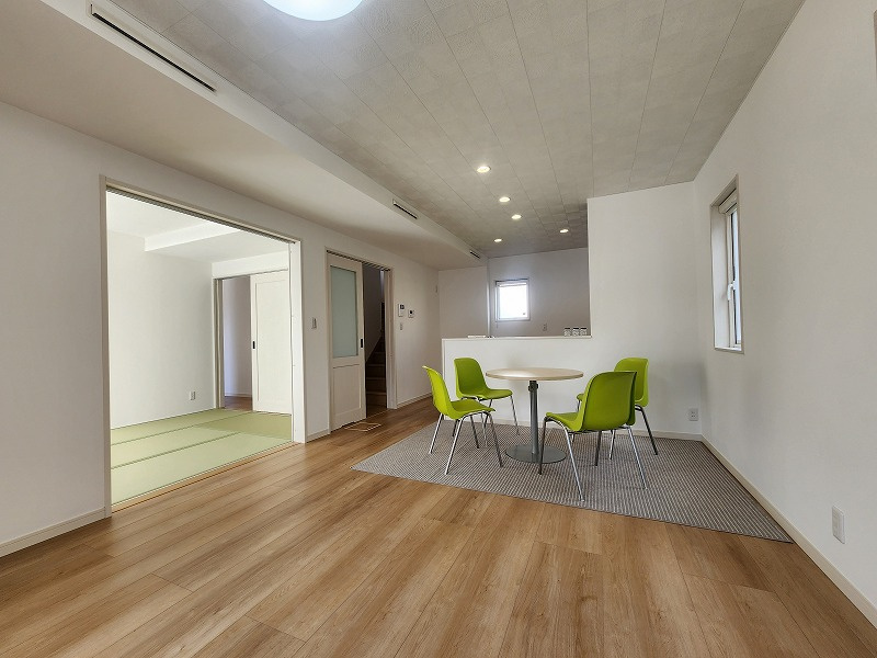 高崎市片岡町2丁目パパまるモデルハウスの居間・リビング|現地撮影