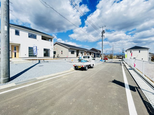 新築　高崎市箕郷町上芝第８　クレイドルガーデン　2号棟の前面道路含む現地写真|現地写真　南側接道幅員約6ｍ