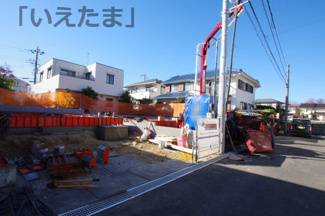 【前面道路含む現地写真】 | 【仲介手数料無料！！】日野市東豊田1丁目　新築戸建て（全2棟）2号棟　4580万円 | 令和７年12月12日撮影　建築中