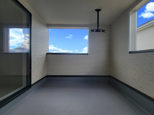 春日市一の谷1丁目第8-4棟（3号棟）の外観：施工例|バルコニーに自分のこだわりをもたせる。120％自由自在のバルコニー。もちろんお洗濯物を干す、ゴミを一時保管するなどもおまかせください。バルコニーを多目的スペースとして考えてみましょう。