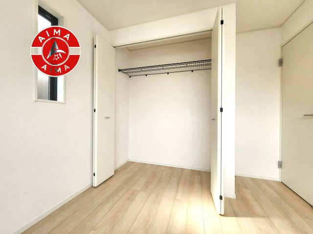 春日市一の谷1丁目第8-4棟（3号棟）の収納|壁面クローゼットのメリットは、衣類が横一列に並ぶためひと目で洋服が選びやすいこと。衣類をたくさんお持ちの方も、限られたスペース内に無理なく収納することができます。