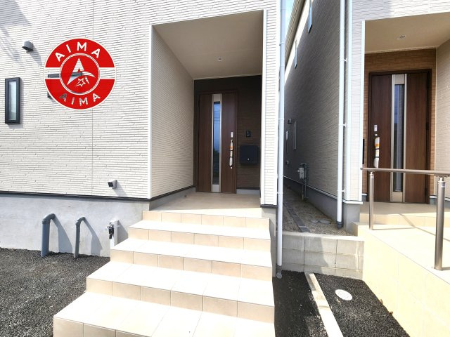 春日市一の谷1丁目第8-4棟（3号棟）の玄関|地盤調査済 / 玄関へ向かうまでのアプローチに漂う上質が期待感をもたせます。玄関は建物の顔。落着きを醸し出した自己主張が心に訴えてきます。