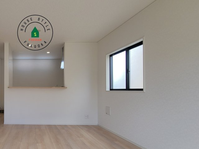 春日市一の谷1丁目第8-4棟（3号棟）の内観：施工例|キッチンからリビングをしっかり確認できます。家族の笑顔があふれる空間になりそうですね。