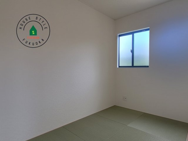 春日市一の谷1丁目第8-4棟（3号棟）の内観：施工例|和室を上手に活用すると暮らし方の幅が広がります。例えば普段は開け放して、子供の小さいうちはお昼寝や遊びのスペースに。畳はソフトなので転んでもケガをしにくく安心です