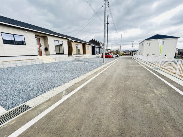 新築　高崎市箕郷町上芝第８　クレイドルガーデン　3号棟の前面道路含む現地写真|現地写真　南側接道幅員約6ｍ