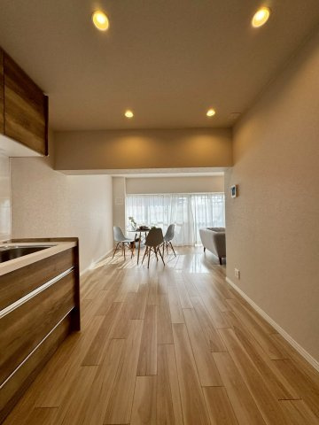 高殿コーポの居間・リビング|広々明るいリビング。南向きバルコニーで明るい日差しが差し込みます。