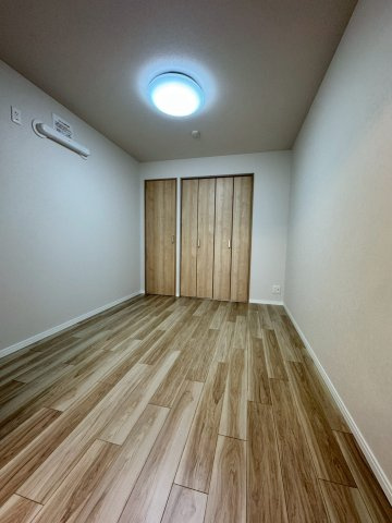 高殿コーポの洋室|各居室収納つきのお部屋です！
全室フローリングでお掃除もしやすいです。
