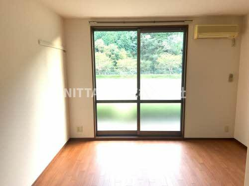 マノワールＡ，Ｂの居間・リビング|全室フローリングでバルコニー付き☆彡