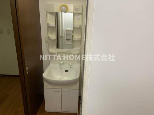 マノワールＡ，Ｂの洗面所|シャワー付き洗面台も付いています♪