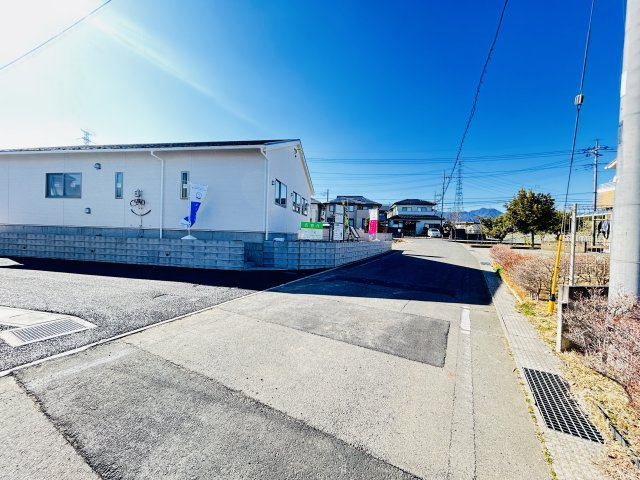 新築　高崎市金古町第16　クレイドルガーデン　１号棟の前面道路含む現地写真|現地写真　北側接道幅員約5ｍ