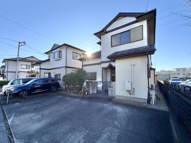 【中古戸建】前橋市上新田町の外観|■外観｜窓の配置や、爽やかな白ベースの外観が清潔感をもたらします。まっさらなキャンバスのような家にこだわりを彩って…始めよう、あなただけの豊かな暮らし( ＾＾ )