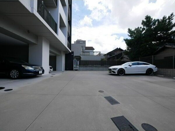 弥富通ライズの駐車場|外観部分です