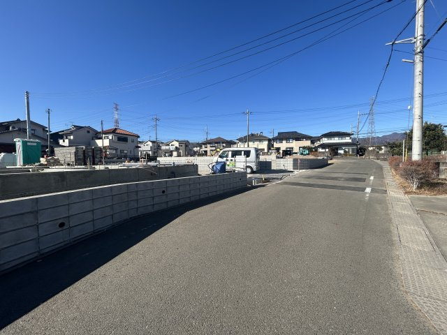 新築　高崎市金古町第16　クレイドルガーデン　2号棟の前面道路含む現地写真|現地写真　北側接道幅員約5ｍ