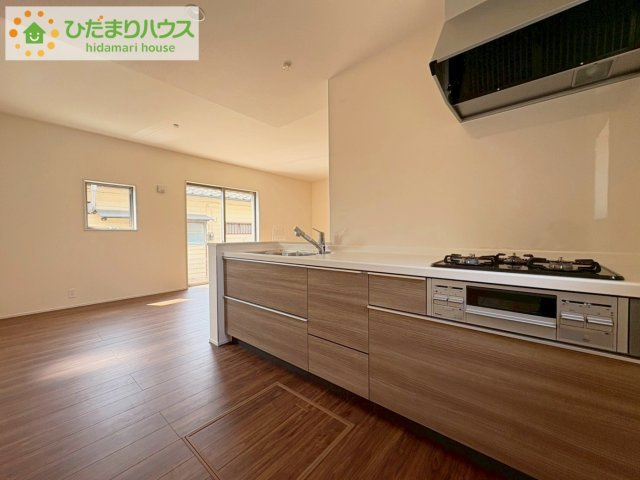 日立市東大沼町第1　新築戸建　2号棟のキッチン|3口コンロと収納豊富なキッチンで、ママの毎日のお料理もはかどります☆