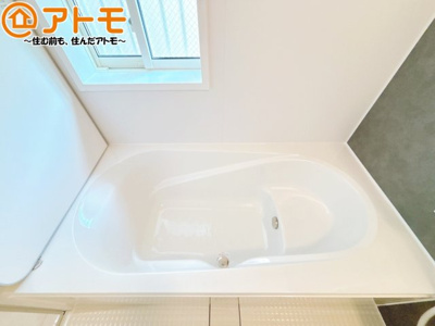 【浴室】 | 葵区田町2丁目　新築戸建　A号棟 | お子様やお年寄りが使いやすいだけでなく、半身浴にも便利なベンチタイプの湯舟です。お湯の節約にも！