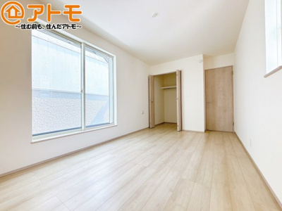 【寝室】 | 葵区田町2丁目　新築戸建　A号棟 | バルコニーに面したお部屋なので、布団などの大きなものも楽々干せます♪