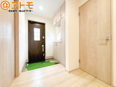 【玄関】 | 葵区田町2丁目　新築戸建　A号棟 | 収納スペースも充実した玄関。整理整頓がしやすい設計です。